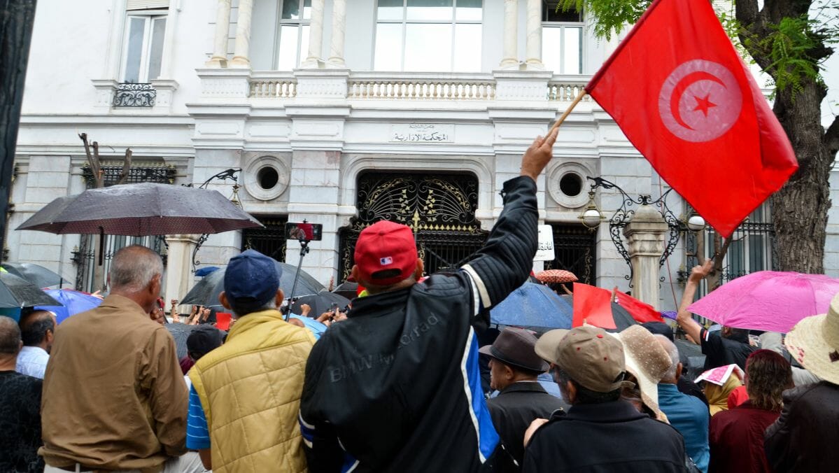Demonstranten in Tunesien protestieren gegen den immer autoritäreren Kurs von Präsident Saied
