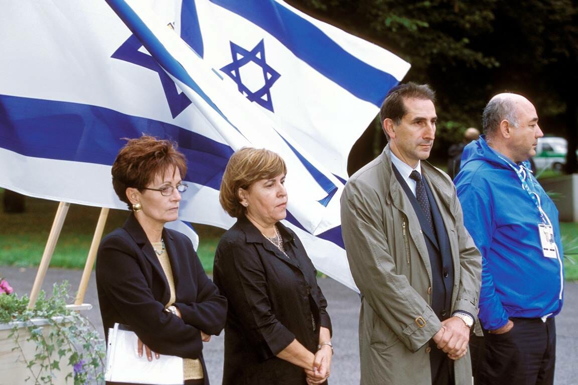 Angehörige der bei dem Attentat 1972 ermordeten israelischen Sportler bei einer Gedenkveranstaltung vor zwanzig Jahren in München. (© imago images/Norbert Schmidt)