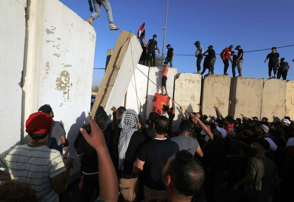 In Bagdad drangen Demonstranten in die Grüne Zone ein, in der auch das Parlament liegt. (© imago images/Xinhua)