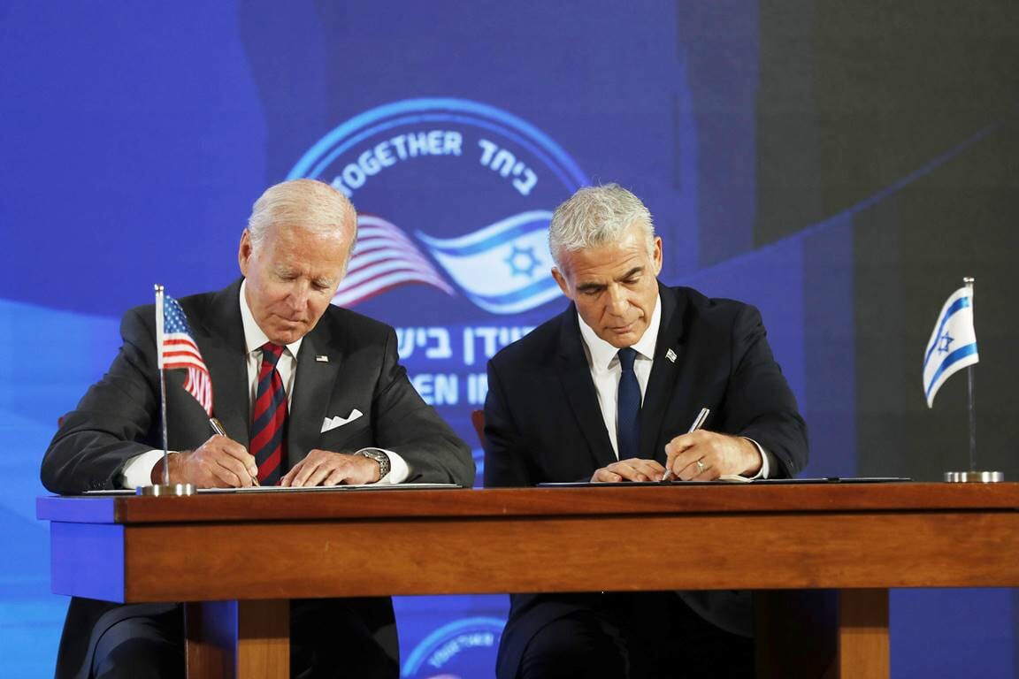 US-Präsident Joe Biden und Israels Premier Yair Lapid bei der Unterzeichnung der »Gemeinsamen Erklärung der strategischen Partnerschaft zwischen den USA und Israel« (© imago images/UPI Photo)