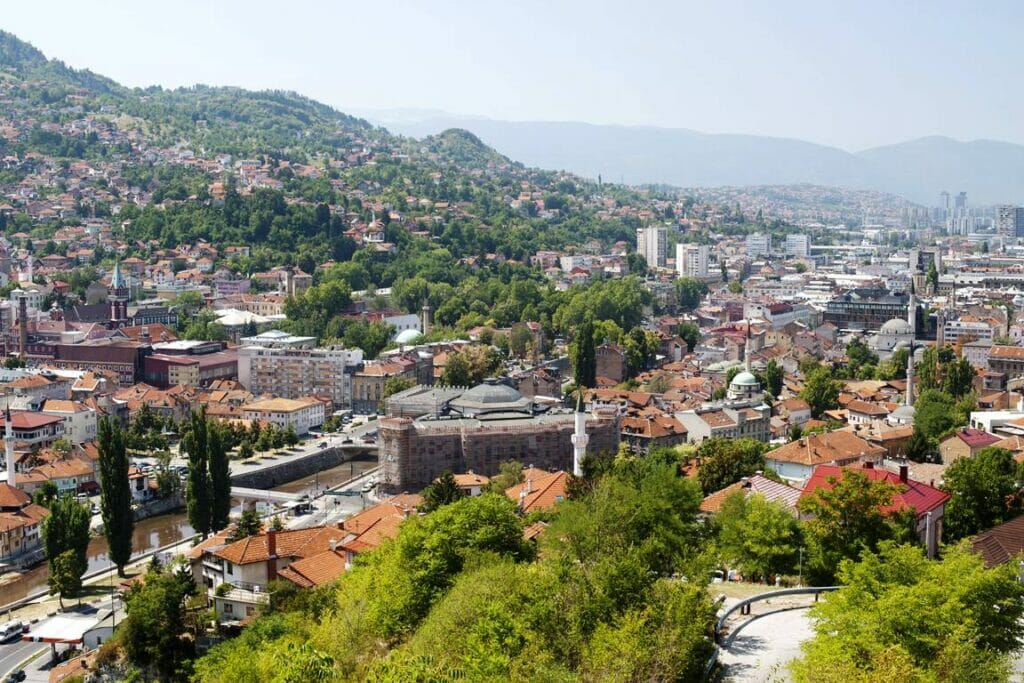 Blick auf Sarajevo, die Hauptstadt von Bosnien und Herzegowina, das jetzt die IHRA-Antisemitismusdefinition übernehmen wird. (© imago images/Loop Images)