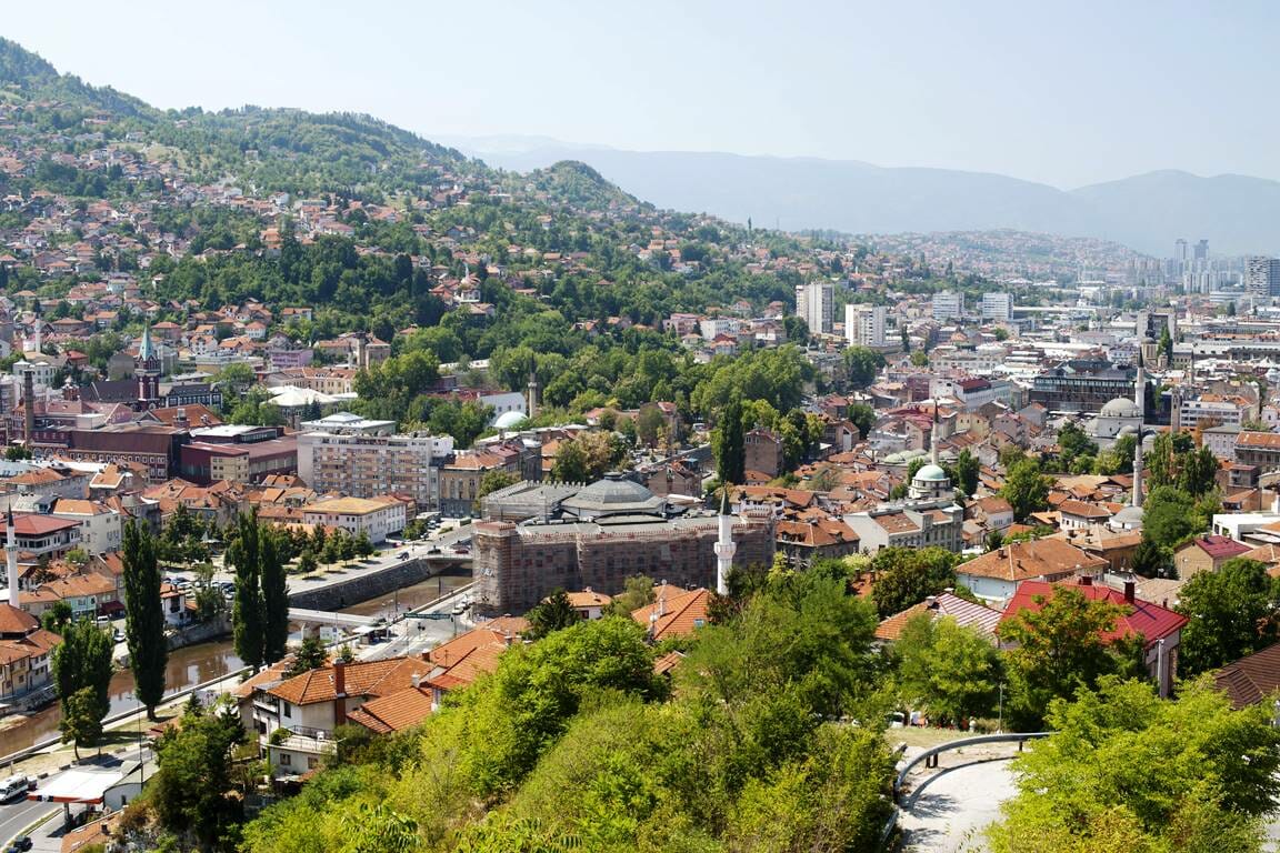 Blick auf Sarajevo, die Hauptstadt von Bosnien und Herzegowina, das jetzt die IHRA-Antisemitismusdefinition übernehmen wird. (© imago images/Loop Images)