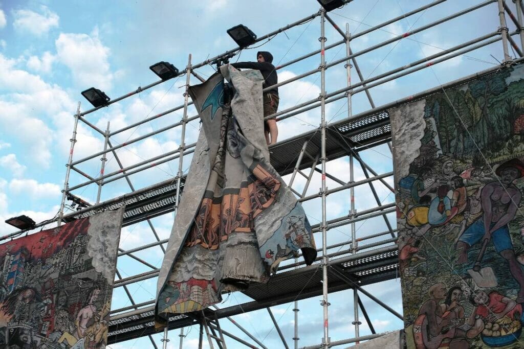 Die Documenta musste das antisemitische Machwerk der Künstlergruppe Taring Padi letztlich abhängen. (© imago images/Hartenfelser)