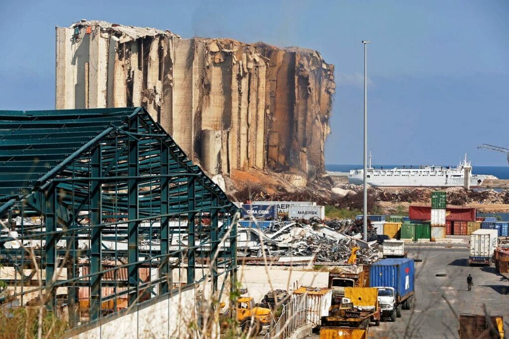 Die zerstörten Getreidespeicher im Hafen von Beirut, der Hauptstadt des Libanon. (© imago images/Xinhua)