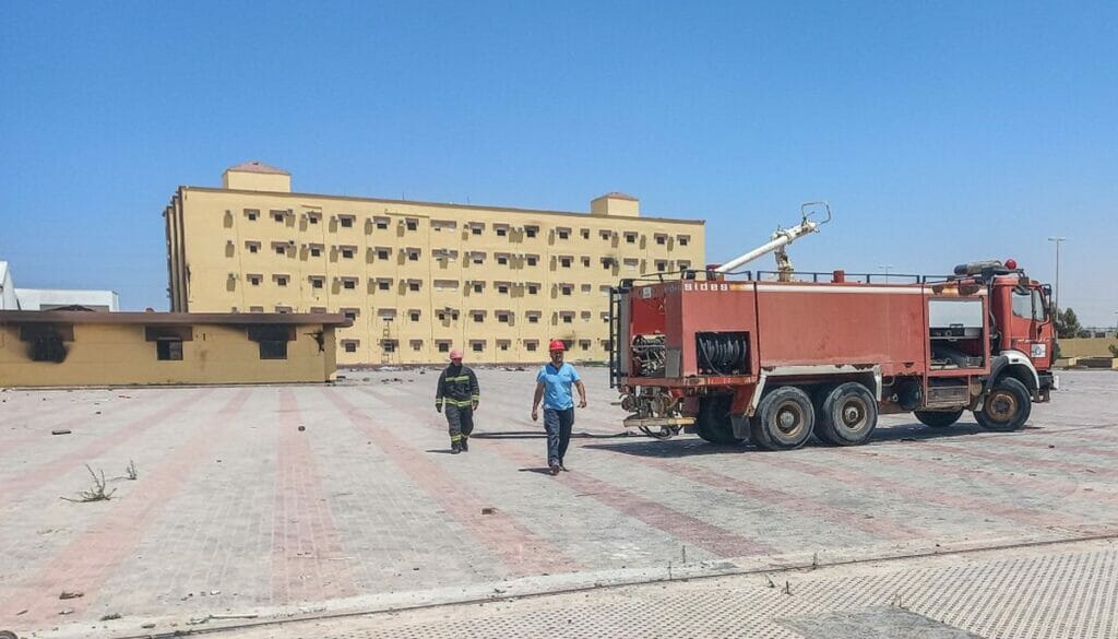 Feuerwehrmänner vor dem gestürmten Parlamentsgebäude in Tobruk