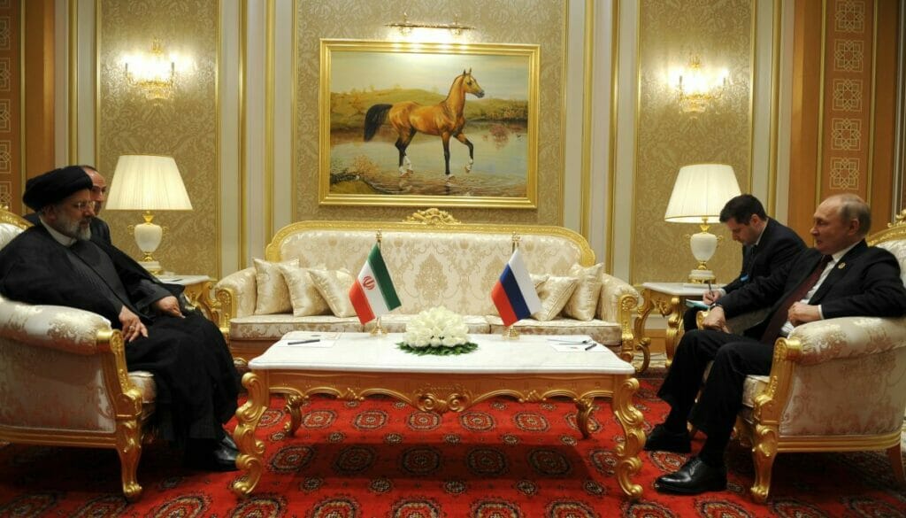 Der iranische Präsident Ebrahim Raisi mit Wladimir Putin