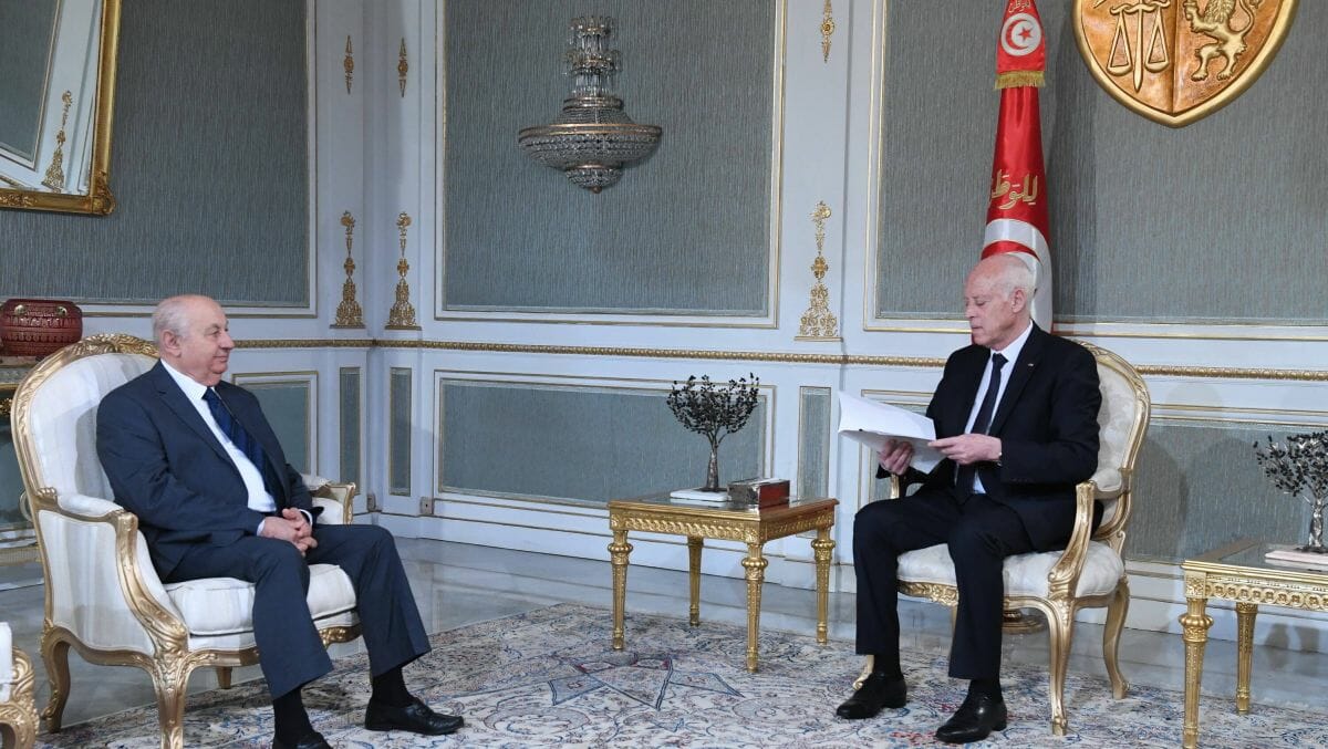 Sadok Belaid überreicht Tunesiens Präsident Kais Saied den neuen Verfassungsentwurf