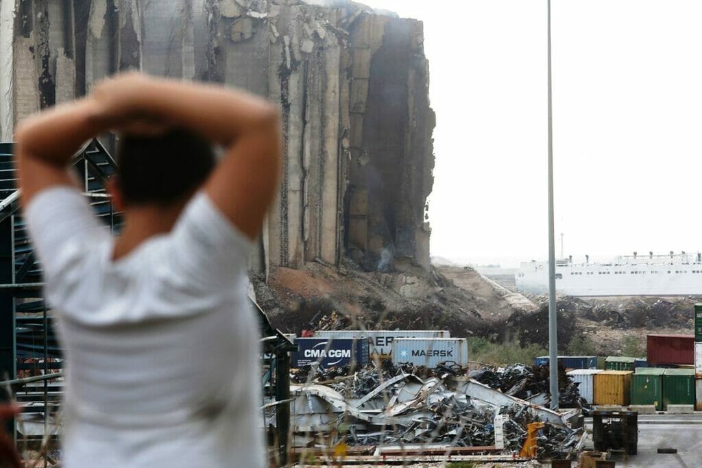 In Beirut blickt ein Mann auf die teilweise eingestürzten Getreidesilos im Hafen. (© imago images/Xinhua)