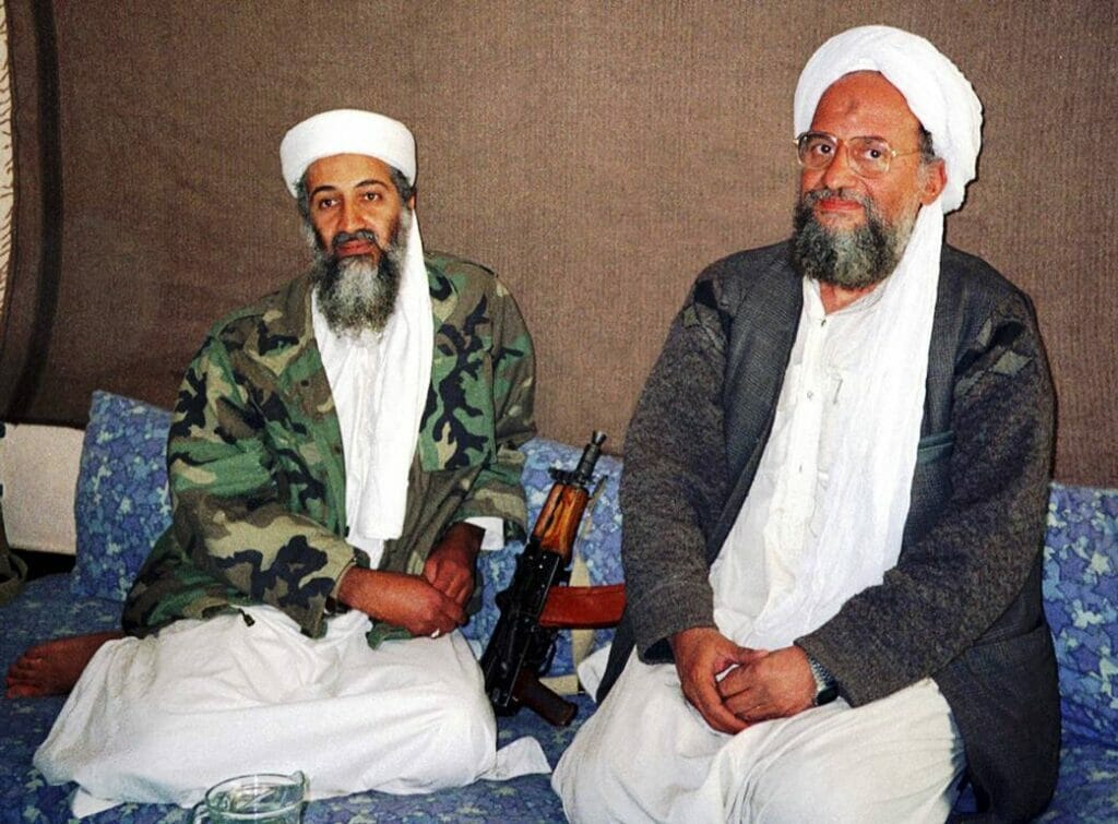 Ein Bild aus vergangenen Zeiten: Al-Qaida-Chef Osama bin Laden mit seinem damaligen Stellvertreter, Aiman az-Zawahiri. (© imago images/AGB Photo)