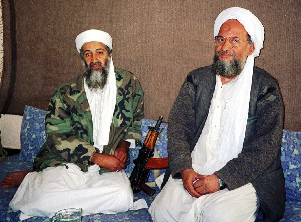 Ein Bild aus vergangenen Zeiten: Al-Qaida-Chef Osama bin Laden mit seinem damaligen Stellvertreter, Aiman az-Zawahiri. (© imago images/AGB Photo)