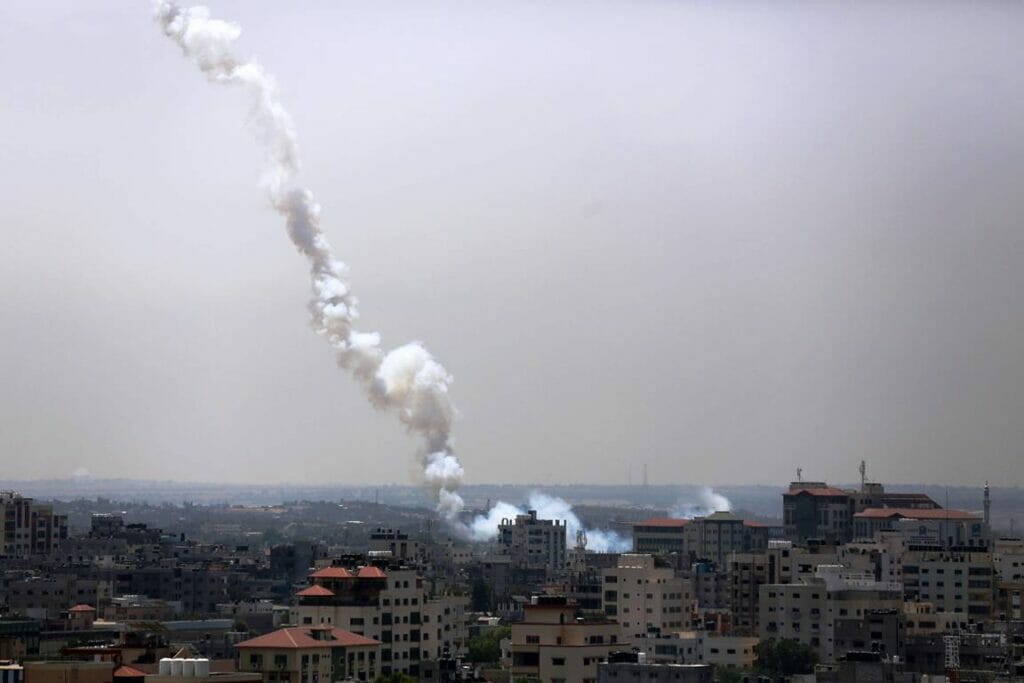 Darüber sollen Journalisten in Gaza laut der Hamas nicht berichten: von Terroristen abgefeuerte Raketen. (© imago images/ZUMA Wire)