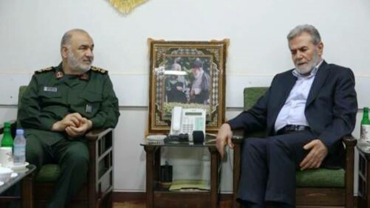 Hossein Salami, Chef der iranischen Revolutiosgarden, mit dem nicht gerade begeistert wirkenden Führer des Palästinensischen Islamischen Dschihad, Ziyad al-Nakhalah, am Samstag in Teheran. (© imago images/ZUMA Wire)