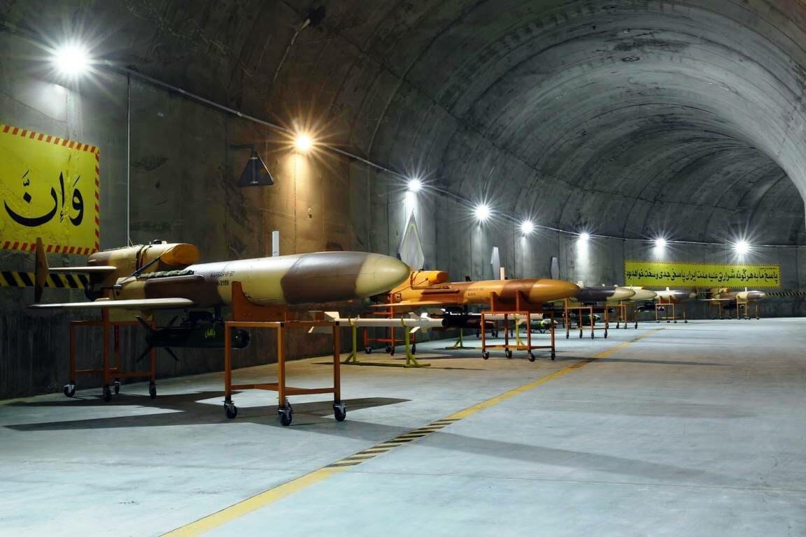 Russland will iranische Drohnen wie diesen hier kaufen, die in einer iranischen Untergrundbasis gelagert werden. (© imago images/ZUMA Wire)
