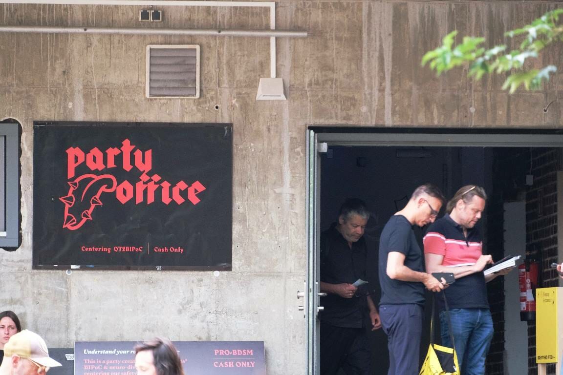 Antisemitismus hin oder her, bei der documenta geht die Party weiter, als sei nichts geschehen. (© imago images/Hartenfelser)