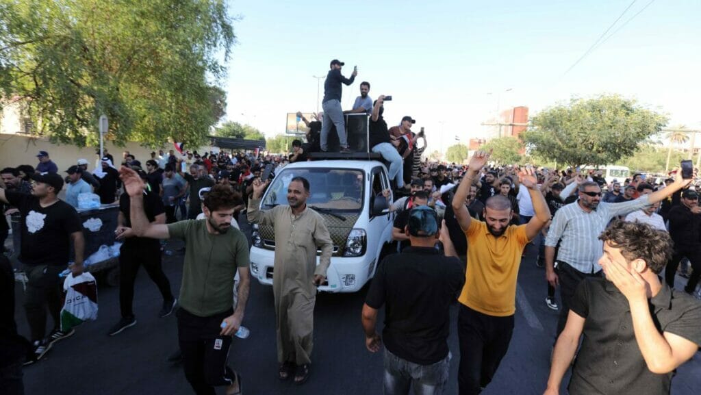 Nach der Ankündigung von al-Sadrs Rückzug aus der Politik kam es in Bagdad zu Protesten seiner Anhänger