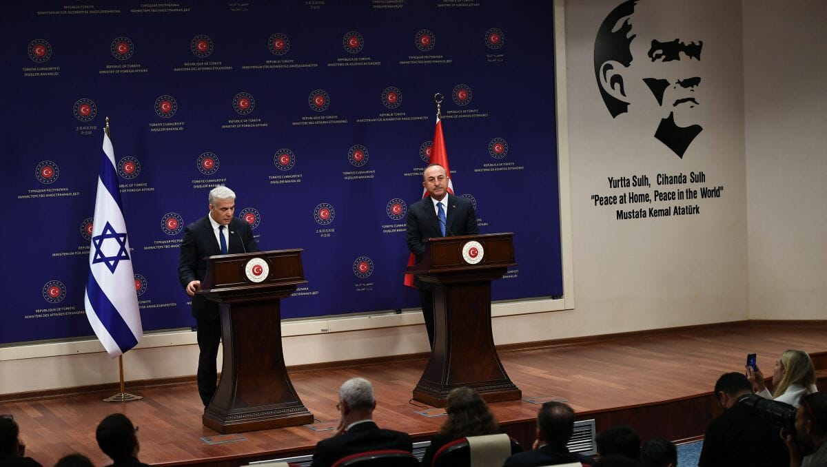 Israels Yair Lapid beim Treffen mit seinem türkischen Amtskollegen Mevlüt Çavuşoğlu im Juni 2022