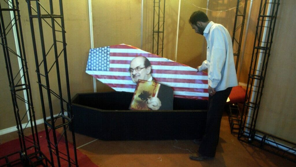 Salman Rushdie in einem amerikanischen Sarg: Exponat der 16. Internationalen Koranausstellung in der Imam Khomeini Moschee in Teheran