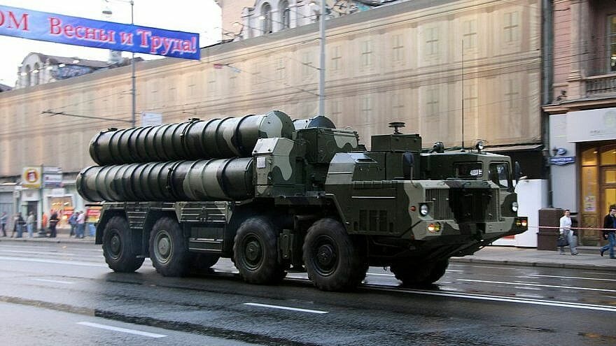 Ein russisches S-300 Luftabwehrsystem bei Parade in Moskau