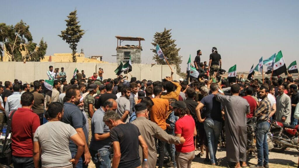 Demonstranten protestieren vor eine türkischen Militärbasis im Dorf Al-Mastouma bei Idlib gegen Versöhnungsaufrufe aus Ankara