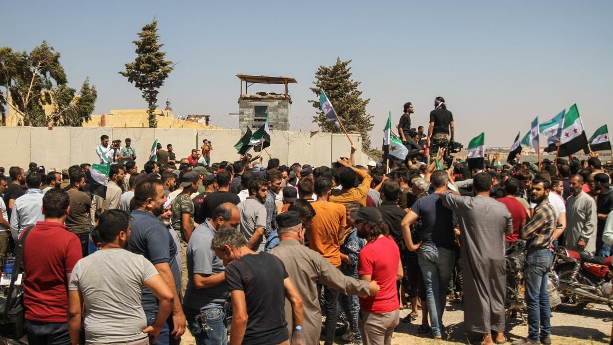 Demonstranten protestieren vor eine türkischen Militärbasis im Dorf Al-Mastouma bei Idlib gegen Versöhnungsaufrufe aus Ankara