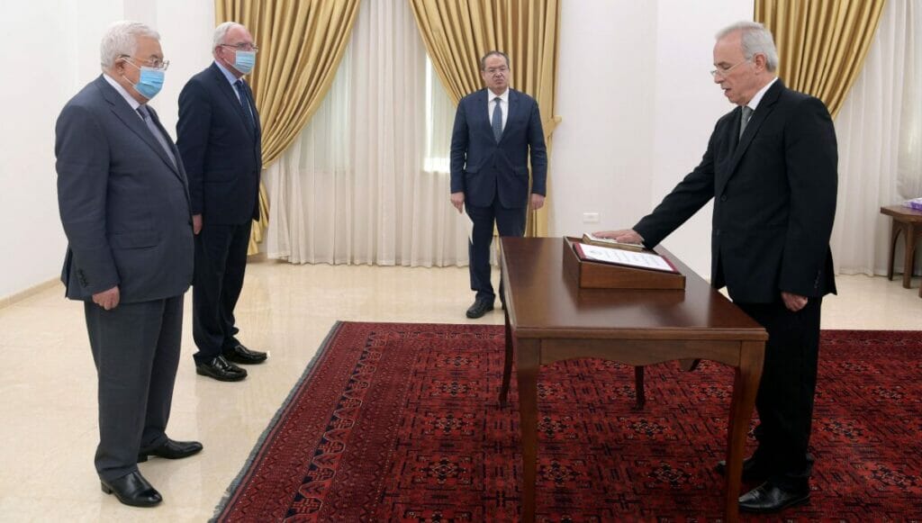 Samir Al-Rifai (re.) wird von Mahmud Abbas als »Botschafter« der Palästinensischen Autonomiebhörde für Syrien angelobt