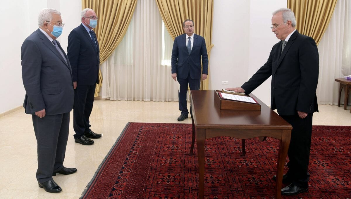 Samir Al-Rifai (re.) wird von Mahmud Abbas als »Botschafter« der Palästinensischen Autonomiebhörde für Syrien angelobt