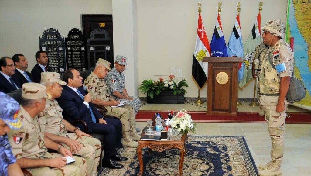 Der ägyptische Präsident Abdel Fattah al-Sisi inspiziert die 19. Infanteriedivision der Dritten Feldarmee in Suez