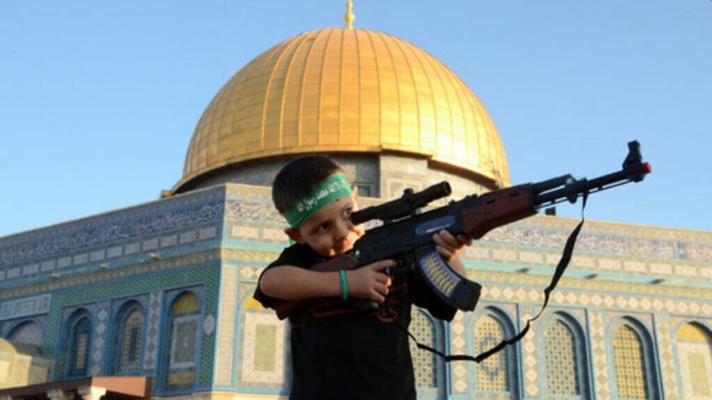 Kind mit Waffe und Hamas-Stirnband vor dem Felsendom in Jerusalem