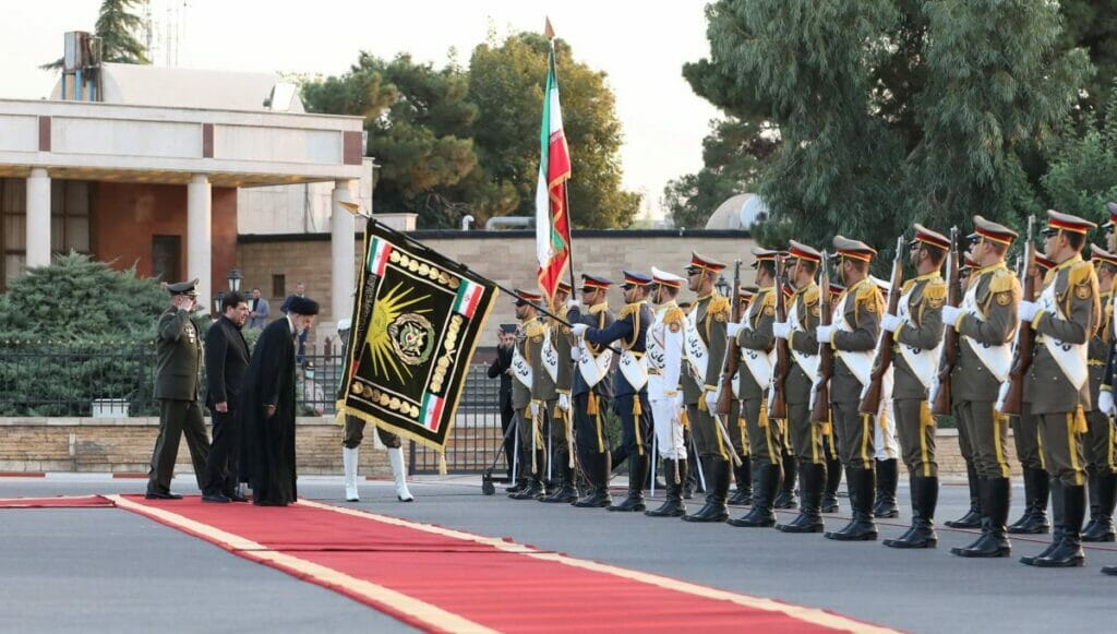 Während die Menschen im IRan gegen das Regime protestieren macht Präsident Raisi sich auf den Weg zur UN-Generalversammlung