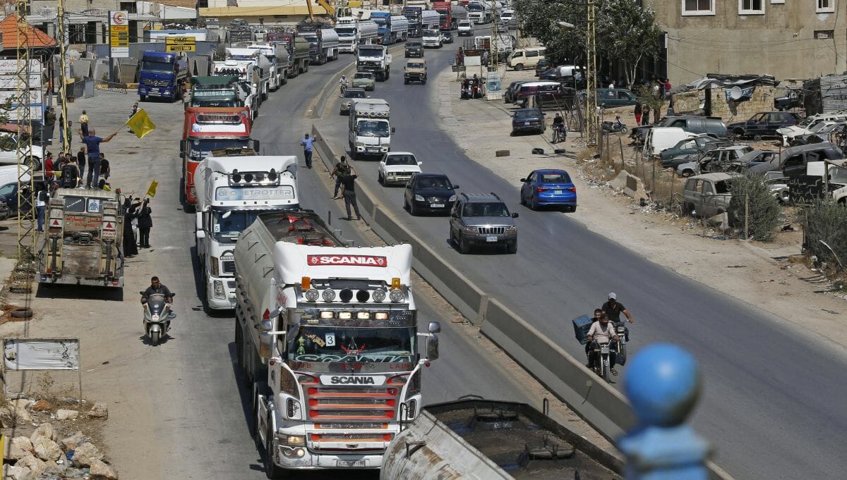 Hisbollah-Anhänger begrüßen Treibstoff liefernde Tankwagen aus dem Iran