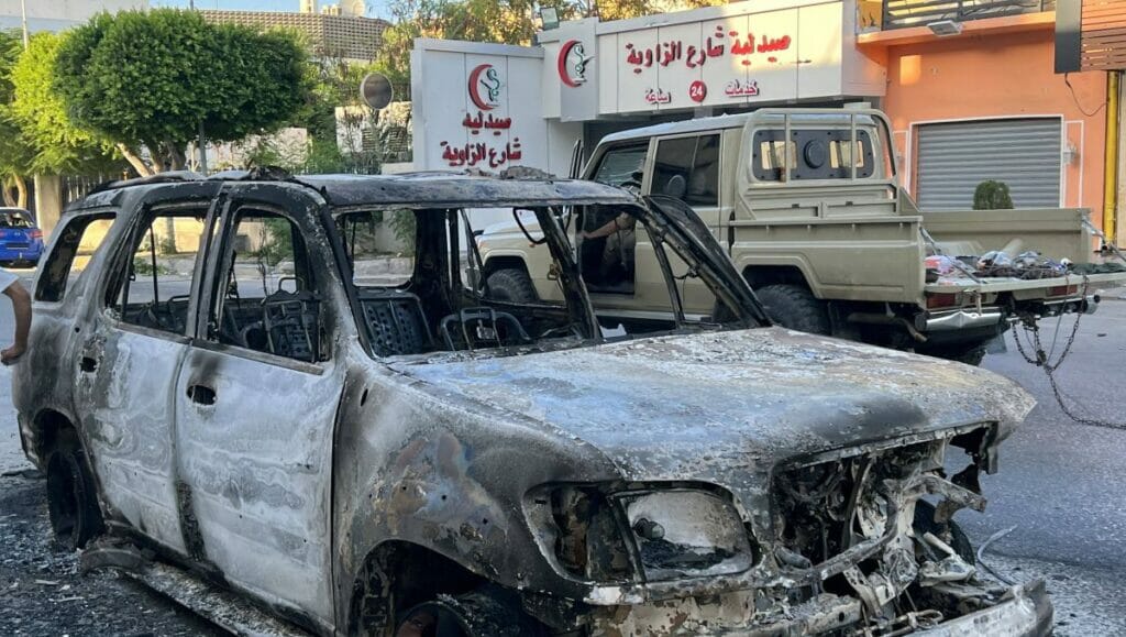 Ausgebranntes Auto nach den Kämpfen in Libyens Hauptstadt Tripolis