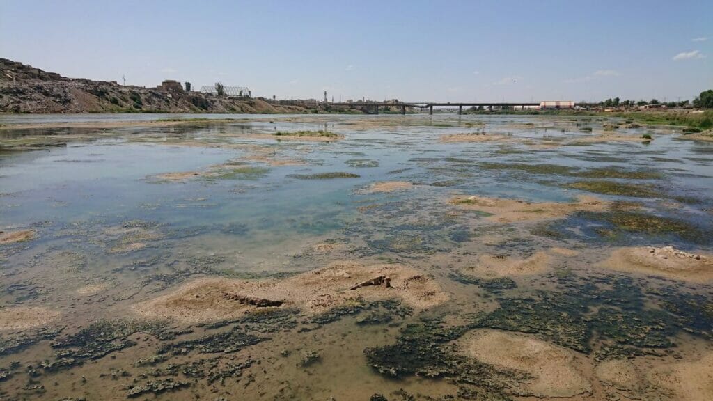 Niedrigwasser des Tigris bei der irakischen Stadt Mossul