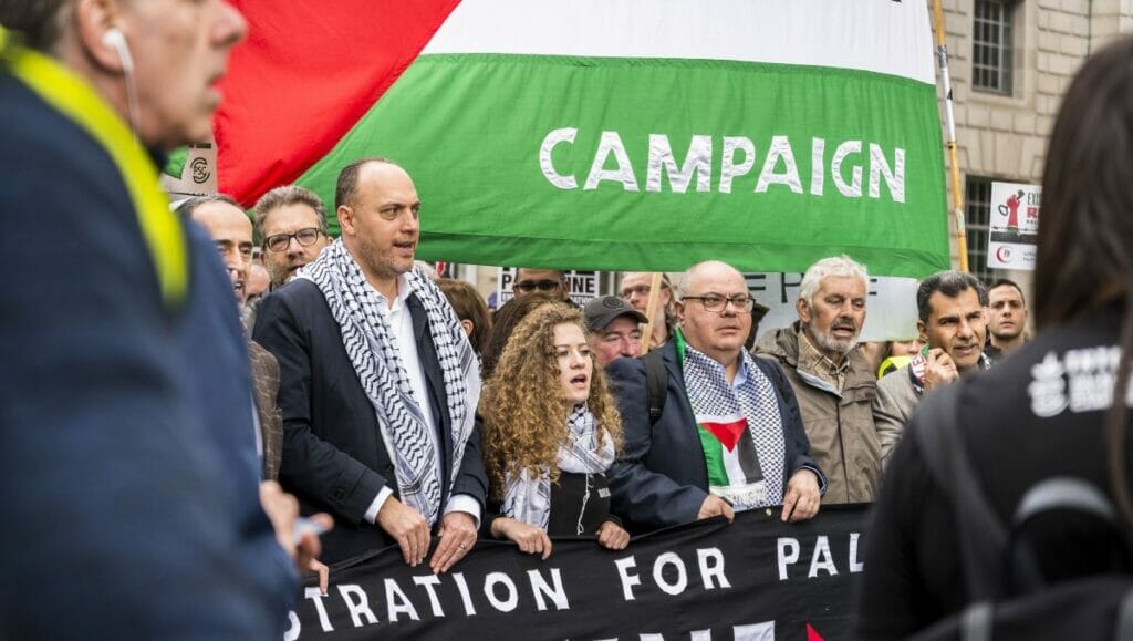Ahed Tamimi auf einer Demonstration in London