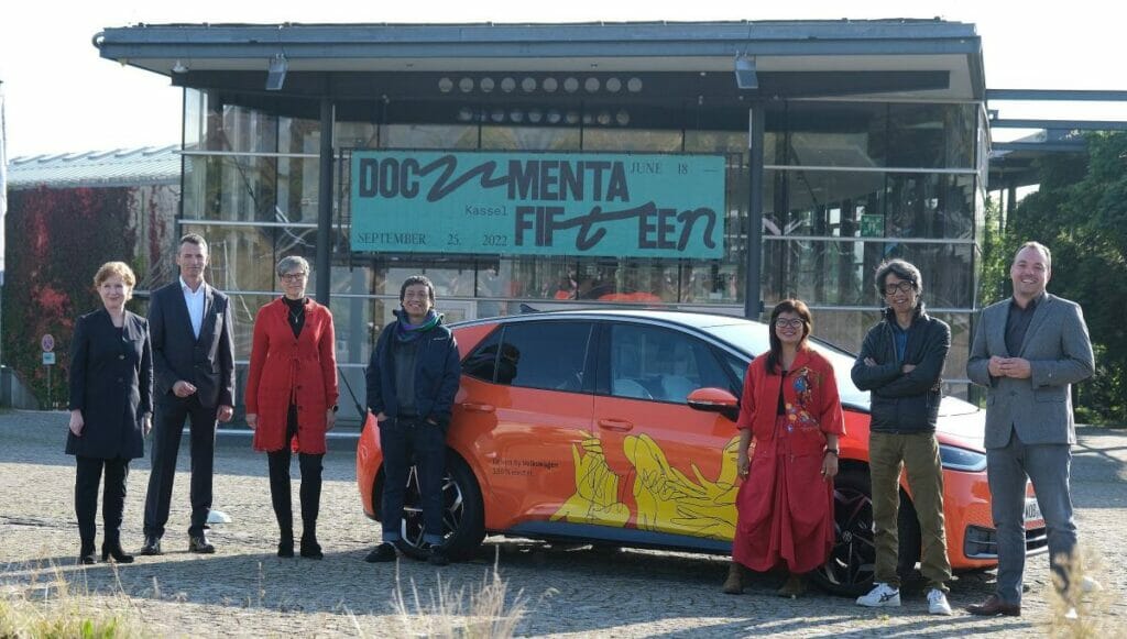 Reza Afisina (4. v. li.) und Iswanto Hartono (2. v. re.) aus dem Documenta-Kuratorenteam Ruangrupa