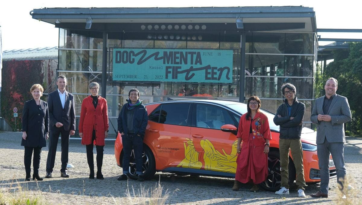 Reza Afisina (4. v. li.) und Iswanto Hartono (2. v. re.) aus dem Documenta-Kuratorenteam Ruangrupa