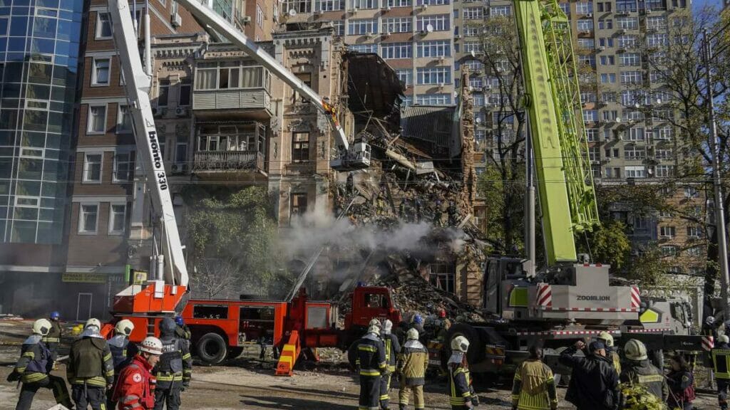 Russischer angriff mit iranischen Kamikaze-Drohnen auf die ukranische Hauptstadt Kiew