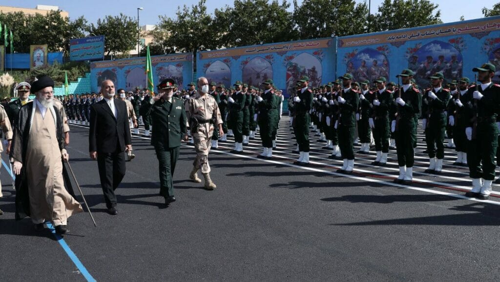 Irans Oberster Führer Khamenei bei einer Parade der Revolutionsgarden
