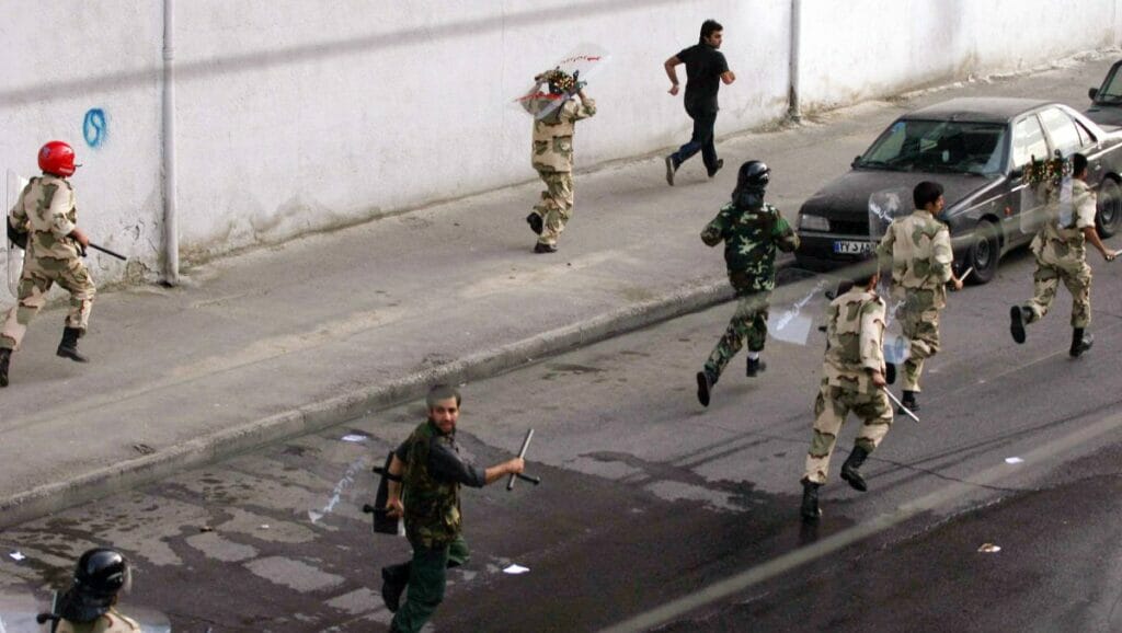 Iranische Basiji-Milizionäre im Einsatz gegen Demonstranten
