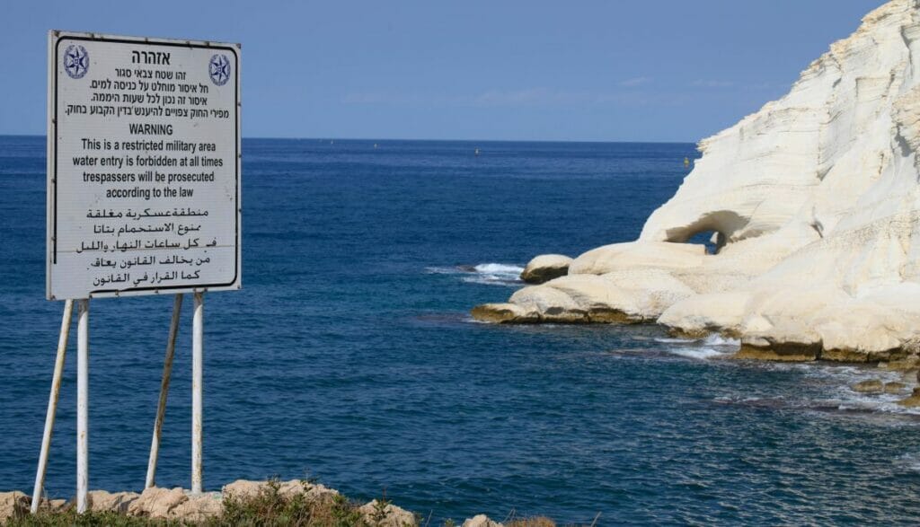 Warnschild an israelisch-libanesischen Grenze bei Rosh Hanikra