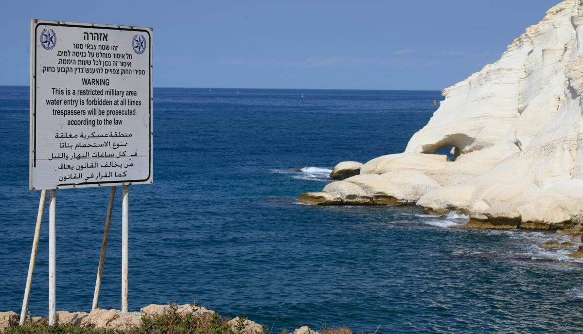 Warnschild an israelisch-libanesischen Grenze bei Rosh Hanikra