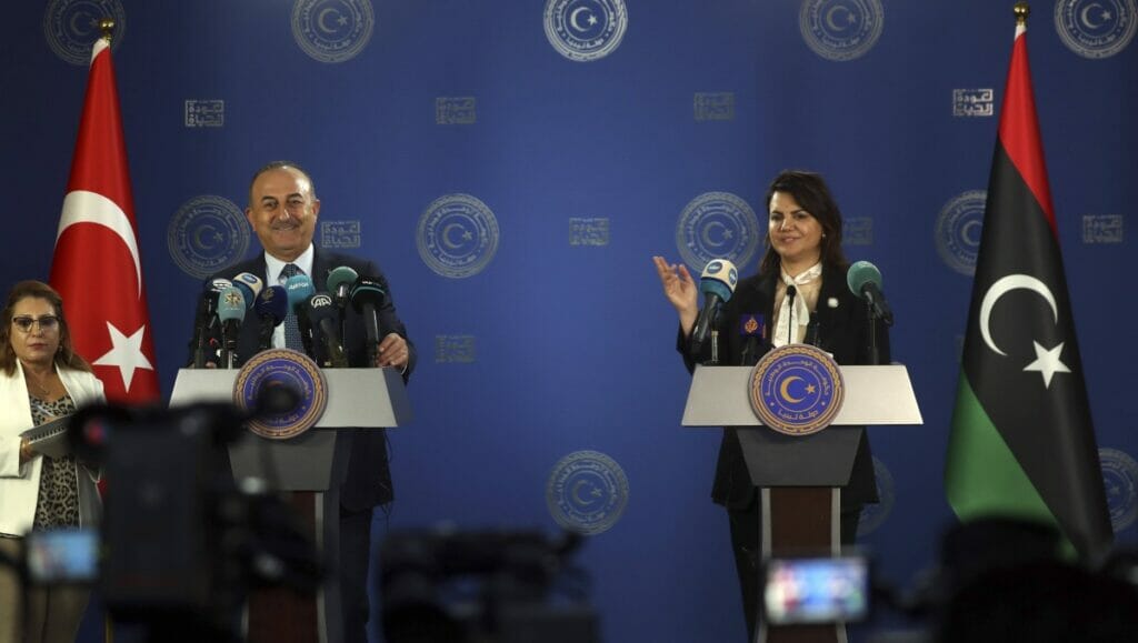 Die libysche Außenministerin Najla Al-Mangoush mit ihrem türkischen Amtskollegen Mevlut Cavusoglu
