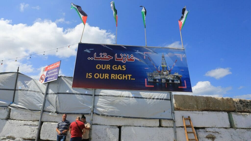 Plakat am Hafen von Gaza City fordert palästinensische Rechte auf das Gas vor dem Küstenstreifen