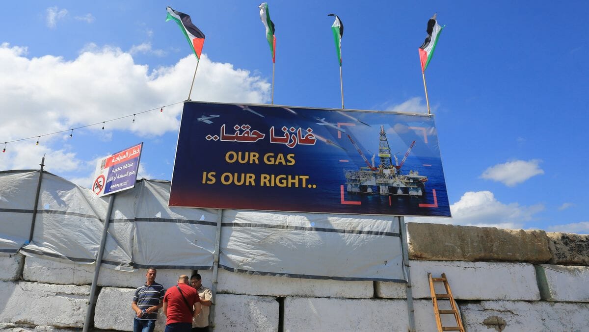 Plakat am Hafen von Gaza City fordert palästinensische Rechte auf das Gas vor dem Küstenstreifen