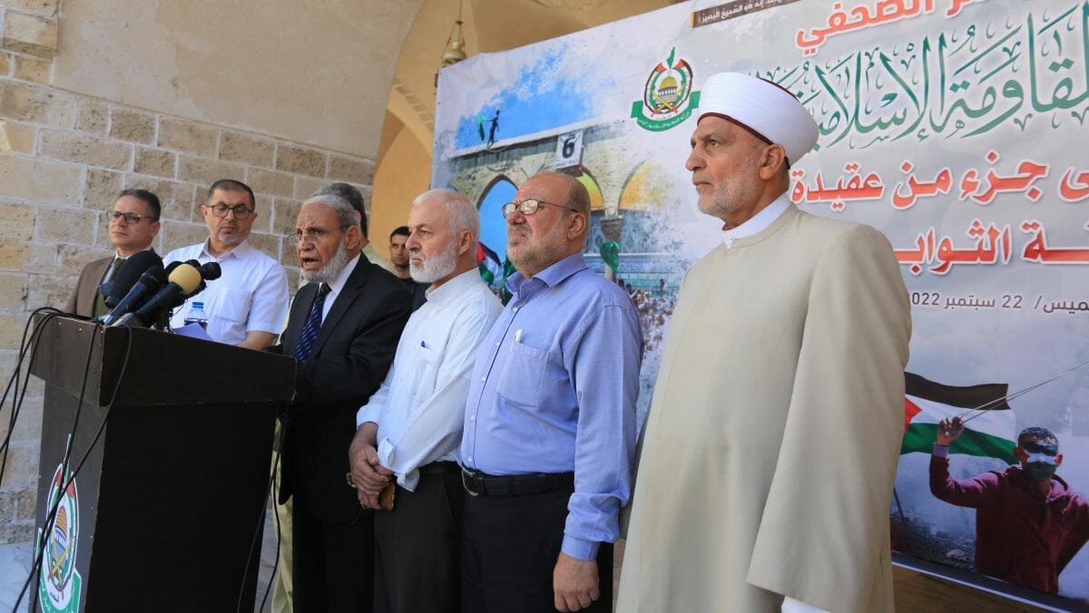 Der Hamas-Mitbegründer Mahmud al-Zahar (am Mikrofon) bei einer Pressekonferenz in Gaza