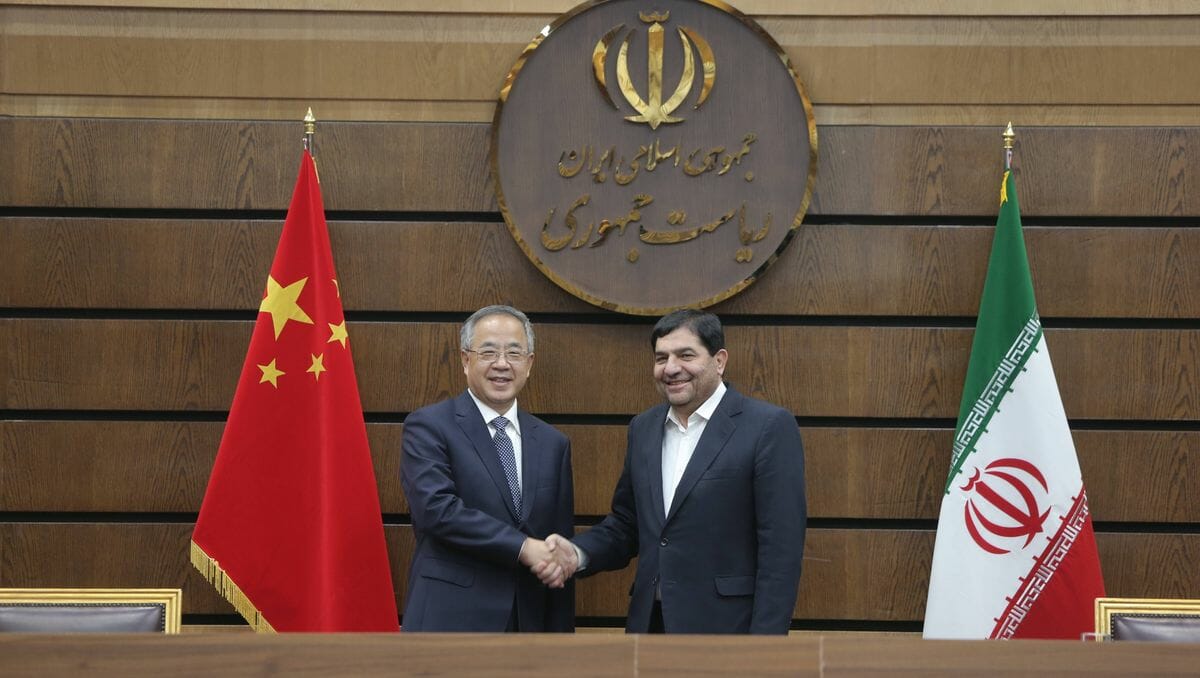 Der chinesische Vizepremier Hu Chunhua bei einem Treffen mit dem iranischen Vizepräsidenten Mohammad Mokhber in Teheran