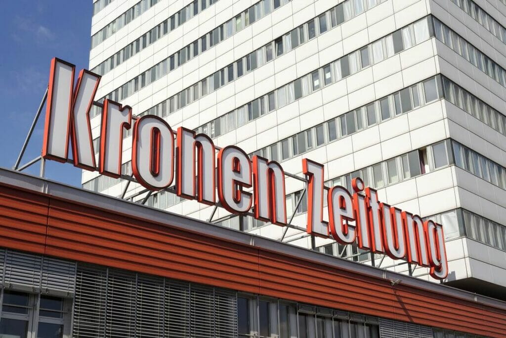 Wenn der Außenpolitik-Chef der Kronen Zeitung mit Zahlen hantiert, wird's abenteuerlich. (© imago images/CHROMORANGE)
