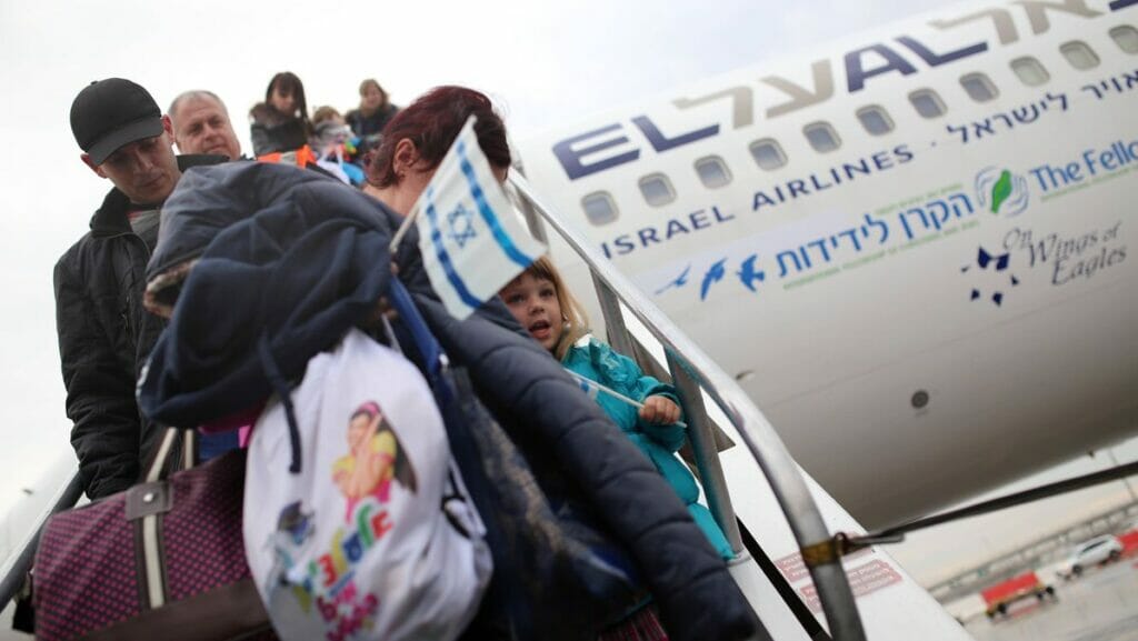 Neueinwanderer aus der Ukraine treffen auf dem Flughafen in Tel Aviv ein