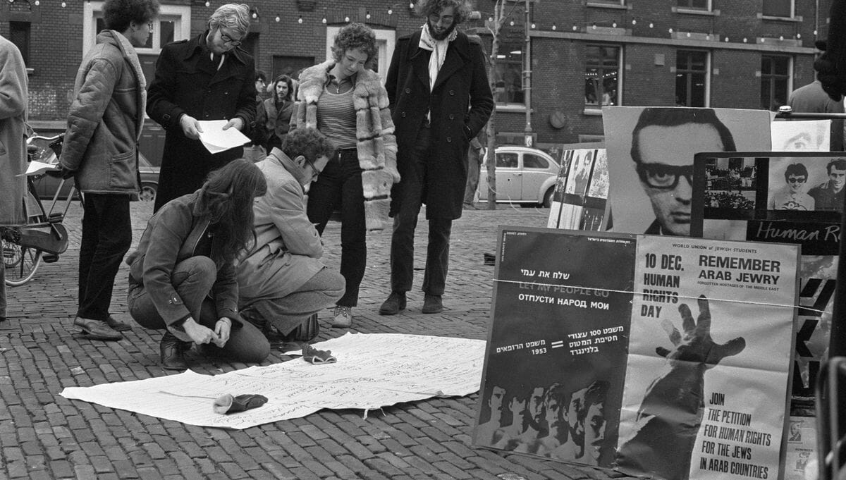 Aktivisten in Amsterdam sammeln Unterschriften gegen die Misshandlung von Juden in arabischen Ländern
