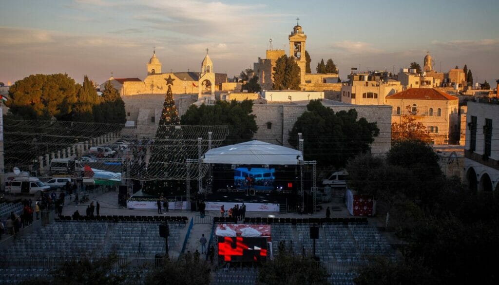 Der Hauptplatz von Bethlehem mit dem Weihnachtsbaum