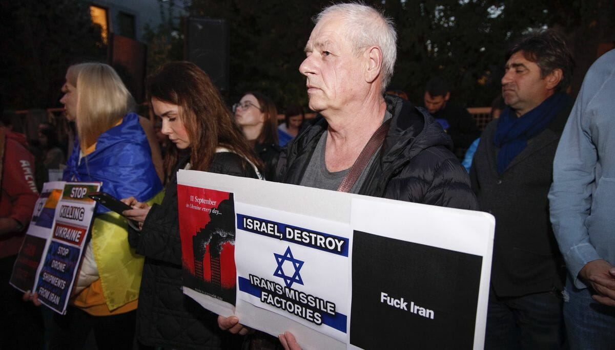 Demonstranten fordern die Zerstörung iranischer Waffenfabriken